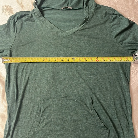 Green long sleeve tee with hood and pockets. - Picture 4 of 5